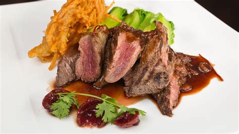 Filete de canguro a la parrilla con guarnición australiana