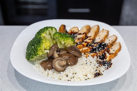 Plato de shiitake no shouyuni servido con arroz