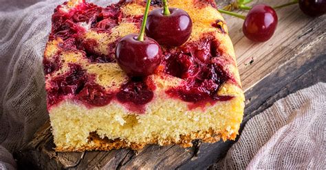 Bizcocho de cerezas saludable decorado con cerezas frescas y un ligero glaseado