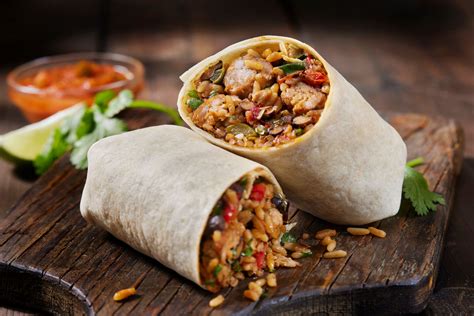 Fotografía de un plato de burritos o tacos con porotos negros como ingrediente principal.