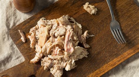 Pollo cocido listo para desmenuzar