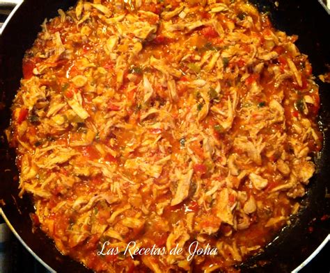 Sofrito de verduras y pollo desmechado en sartén