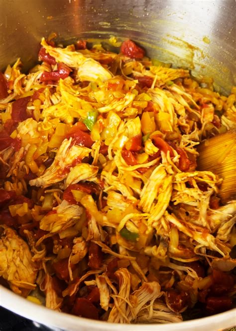 Recipientes con pollo desmechado listo para refrigerar o congelar
