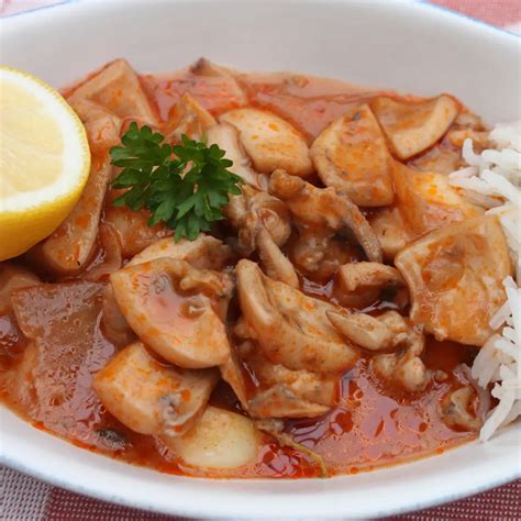 Variedad de platos canarios: pota en salsa, conejo y postres