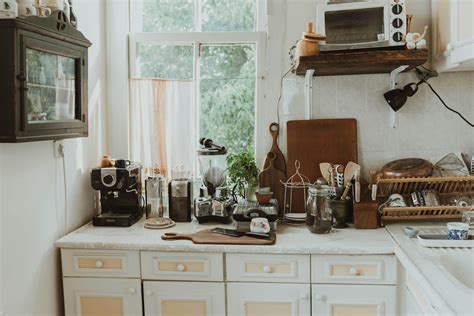escena de la cocina de la novela, con ingredientes y utensilios