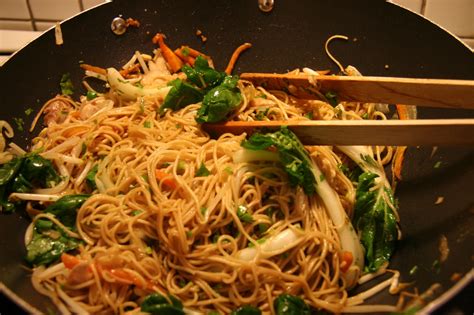 Ingredientes frescos y coloridos para un wok de fideos de arroz