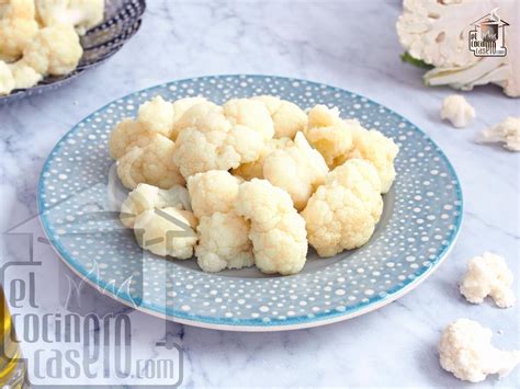 Coliflor cocinándose al vapor en una vaporera