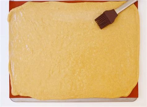 masa de manjar con nueces estirada sobre papel mantequilla