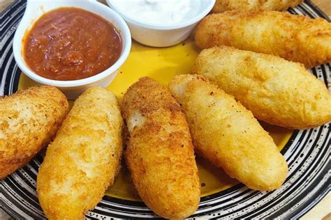 Proceso de armado del pastel de yuca, mostrando las capas de masa y relleno