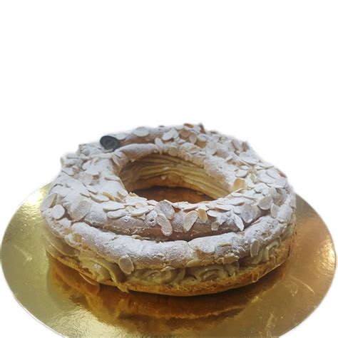Pastel Paris-Brest con su característica forma de corona y relleno de praliné