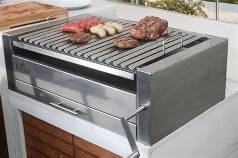 Primer plano de una parrilla de acero inoxidable con marcas de asado.