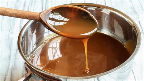 proceso de elaboración de caramelo en una sartén