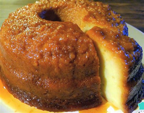 molde de budín de pan en baño maría dentro del horno