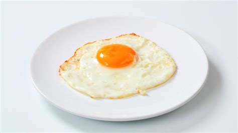 Primer plano de un huevo frito con la clara crujiente (