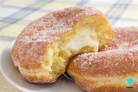 Donas rellenas de crema pastelera de vainilla recién hechas y decoradas