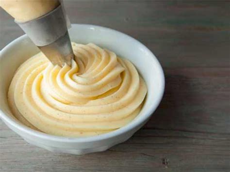 Textura sedosa de la crema pastelera de vainilla en un bol
