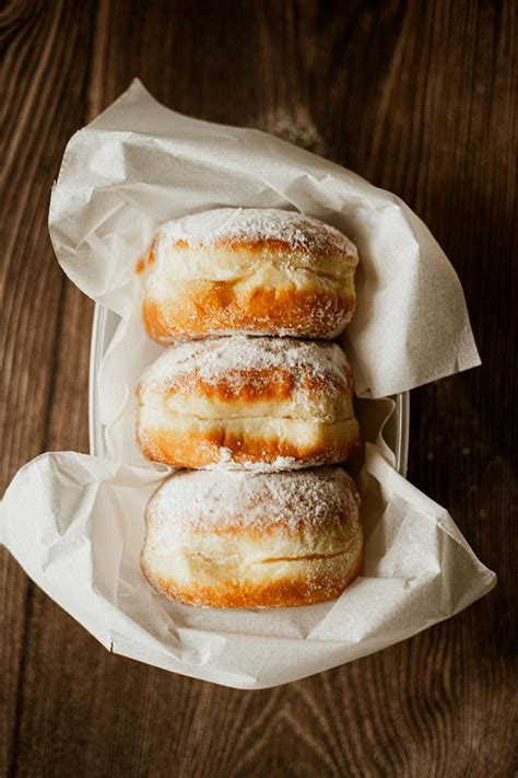Donas rellenas de crema y espolvoreadas con azúcar glass listas para servir