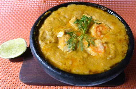 Fotografía de una cazuela ecuatoriana de mariscos con su distintiva cobertura de masa de plátano verde.