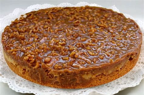 Ilustración de un kuchen de nuez tradicional con base de bizcocho y cubierta de caramelo de nueces.