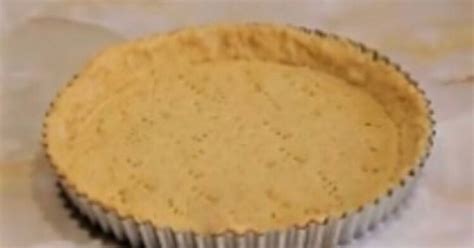 Molde desmontable forrado con masa de kuchen, lista para hornear.