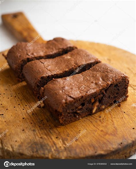 Brownie de chocolate cortado en porciones, listo para servir.