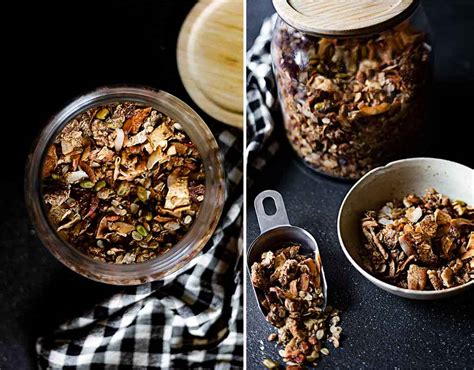 Recipiente hermético lleno de granola casera de manzana y canela