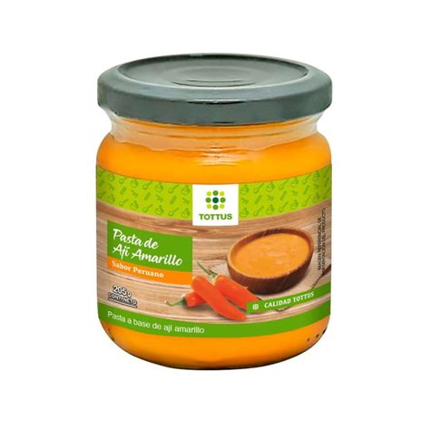 Cubos de pasta de ají amarillo congelados en bandejas de hielo para fácil almacenamiento