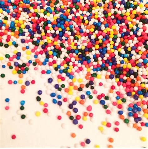 Diversas bolitas y sprinkles de colores para repostería