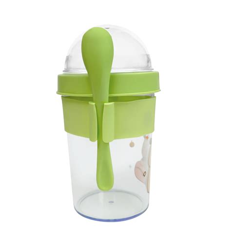 Diseño del Vaso Yogurt Keep Cereal de 330ml con cuchara, mostrando su forma redonda y el espacio para cereales o toppings.