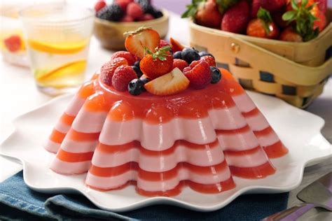 Foto de una gelatina de fresa y yogur con capas o en mosaico, decorada con fresas frescas.
