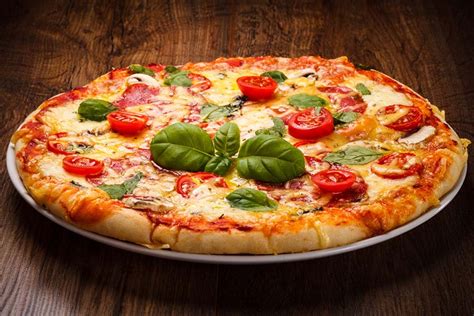 Pizza Margarita recién horneada, con queso fundido, albahaca fresca y un chorrito de aceite de oliva.