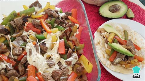 Platillo de alambre de res con tortillas, salsa y limón