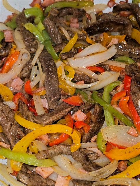 Tabla con ingredientes frescos para alambre: carne, pimientos de colores, cebolla, tocino, queso