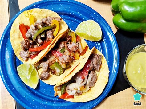 Tacos de alambre de res listos para servir con diferentes salsas y guarniciones