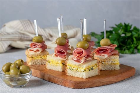Canapé de jamón y queso laminado con pimentón dulce