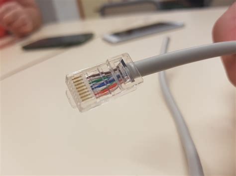 Inserción de hilos en el conector RJ45