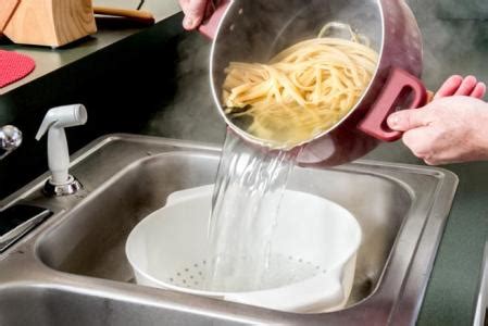 Infografía que muestra el proceso correcto de escurrir la pasta sin enjuagar para mantener el almidón necesario.