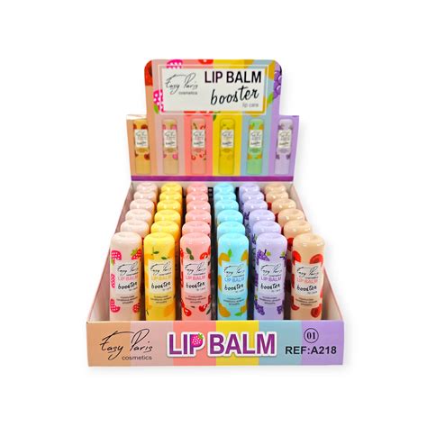 Primer plano de pequeños frascos de bálsamo labial con diferentes tonalidades.