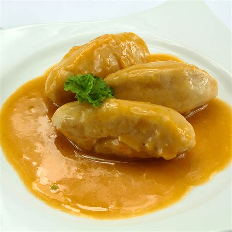 Quenelles de brochet servidas con salsa Nantua