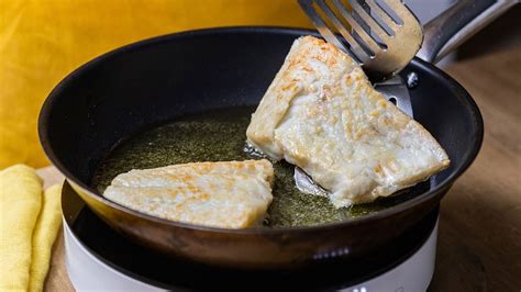 Ilustración mostrando cómo voltear un filete de pescado en la sartén sin que se rompa.