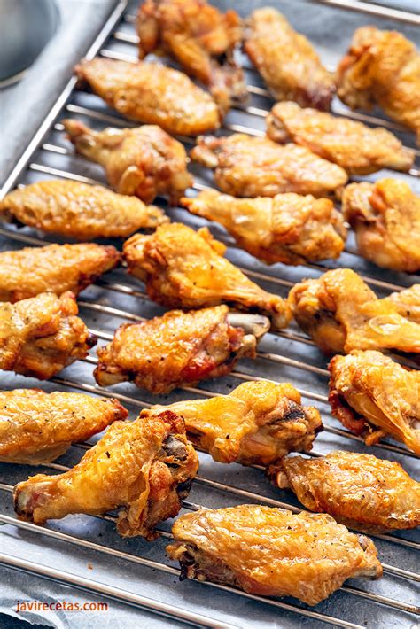 Infografía mostrando la preparación de las alitas de pollo al horno, con énfasis en la rejilla para la circulación del aire.