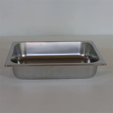 Comparativa visual de bandejas de horno de aluminio, acero inoxidable y acero azul, destacando sus texturas y acabados.