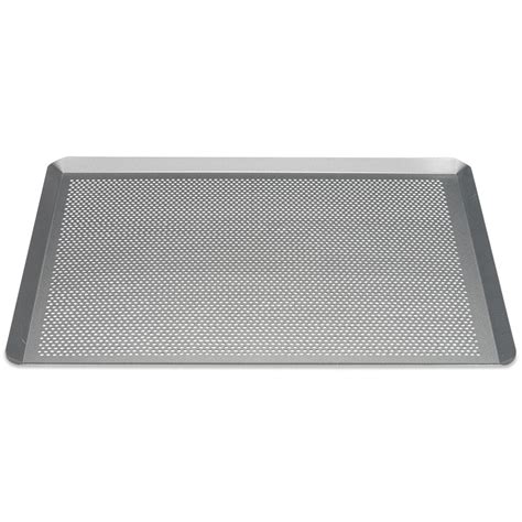 Bandeja de horno perforada con varias baguettes doradas y crujientes.