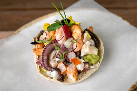 Fotografía de tostadas de mariscos variadas