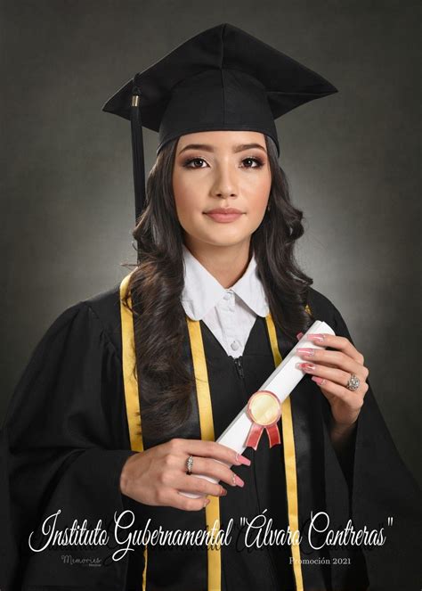 Fotografía de una ceremonia de graduación con coronas de laurel