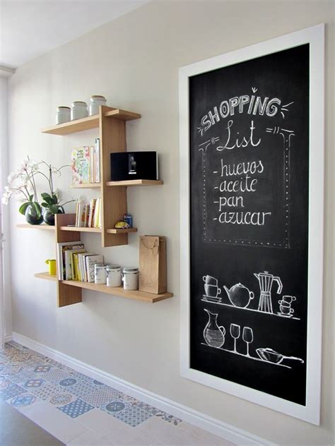 Infografía: ejemplos de objetos del hogar decorados con pintura pizarra como mesas, puertas y paredes de cocina.