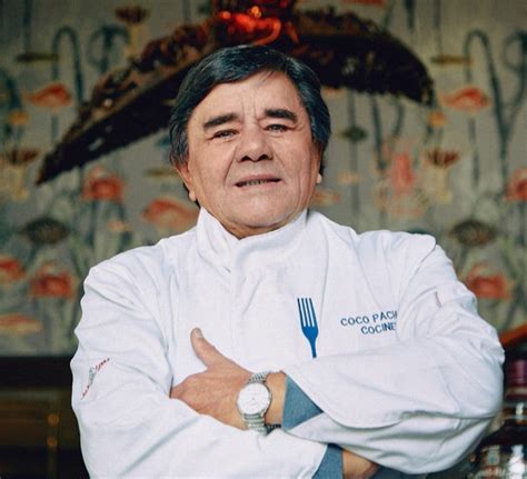 Retrato del reconocido chef chileno Coco Pacheco en su entorno de trabajo