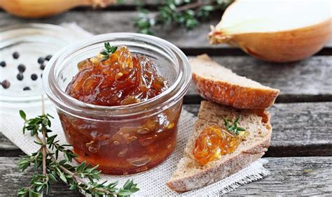 Imagen de varios tarros de mermelada de cebolla casera, algunos con etiquetas caseras, listos para almacenar o regalar.