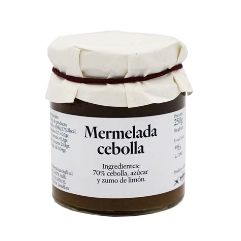 Fotografía de primer plano de la mermelada de cebolla con una textura brillante y caramelizada, servida sobre una tostada con queso.