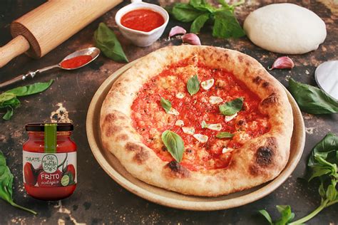 Infografía con los ingredientes básicos de la pizza marinara y margherita.